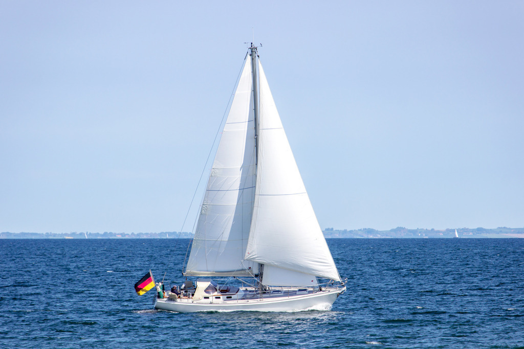Wandbild: Segelboot auf der Ostsee | Dieses Wandbild im Querformat zeigt ein Segelboot auf dem Meer vor Falshöft im Frühling. Der blaue Himmel ist wolkenlos.  - Realisiert mit Pictrs.com