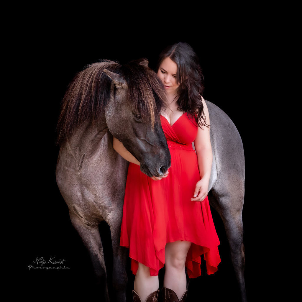 Web_Kienast_Nadja_8F6A8283 | Ich biete Ihnen einzigartige und individuelle Fotoshootings mit Ihren Tieren.
In individuellen Coachings lernen Sie, wie sie von Ihrem Pferd, Ihrer Katze, Ihrem Hund oder einfach Ihrem persönlichen Lieblingstier eindrucksvolle Fotos machen können.