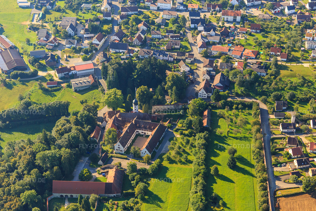 Luftbild: Bauernmuseum und Volkshochschule in Ehemaliges Kloster Inzigkofen und St. Johannes Baptist Kirche in Inzigkofen im Bundesland Baden-Württemberg in Deutschland. – Foto: IMG_094198.jpg vom 27.08.2016 durch Werner Riehm/FLY-FOTO.de – WWW.VHS-INZIGKOFEN.DE – WWW.VHS-INZIGKOFEN.DE