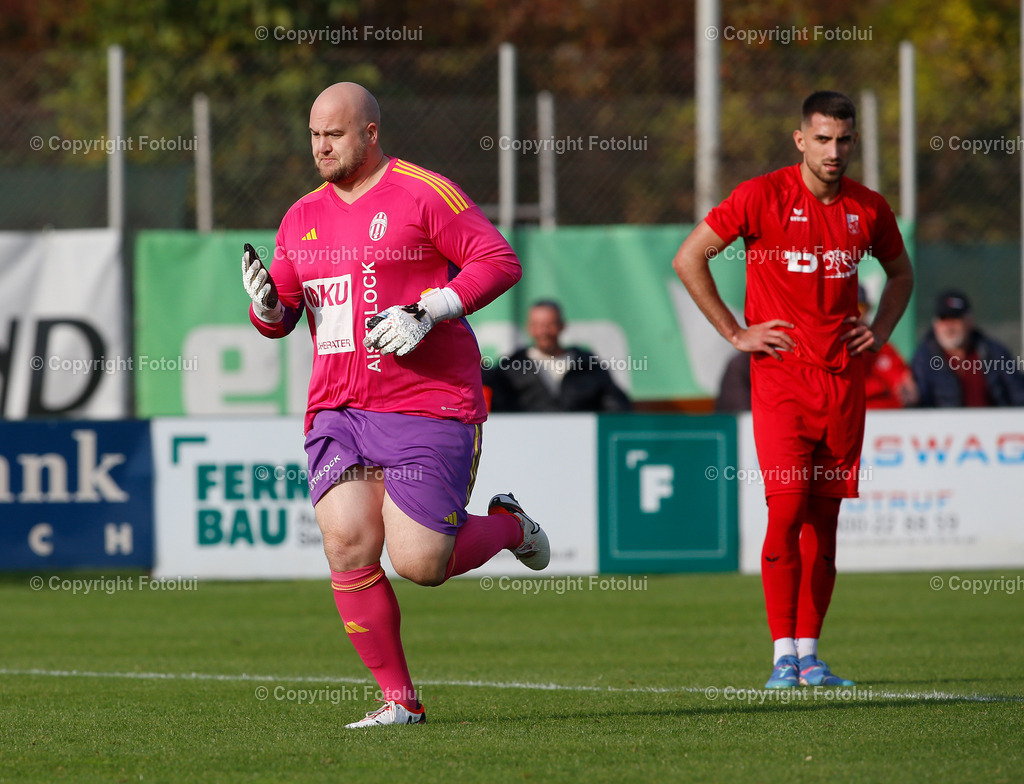 A_LUI_191024_27 | SPORT FUSSBALL LL OST ASKOE OEDT1B-ASKOE SCHWERTBERG IM BILD: NIKLAS RIMSER (SCHWERTBERG) KOMMT FUER DEN AUSGESCHLOSSENEN TORMANN FELIX SCHMIDHUBER FOTO: FOTOLUI