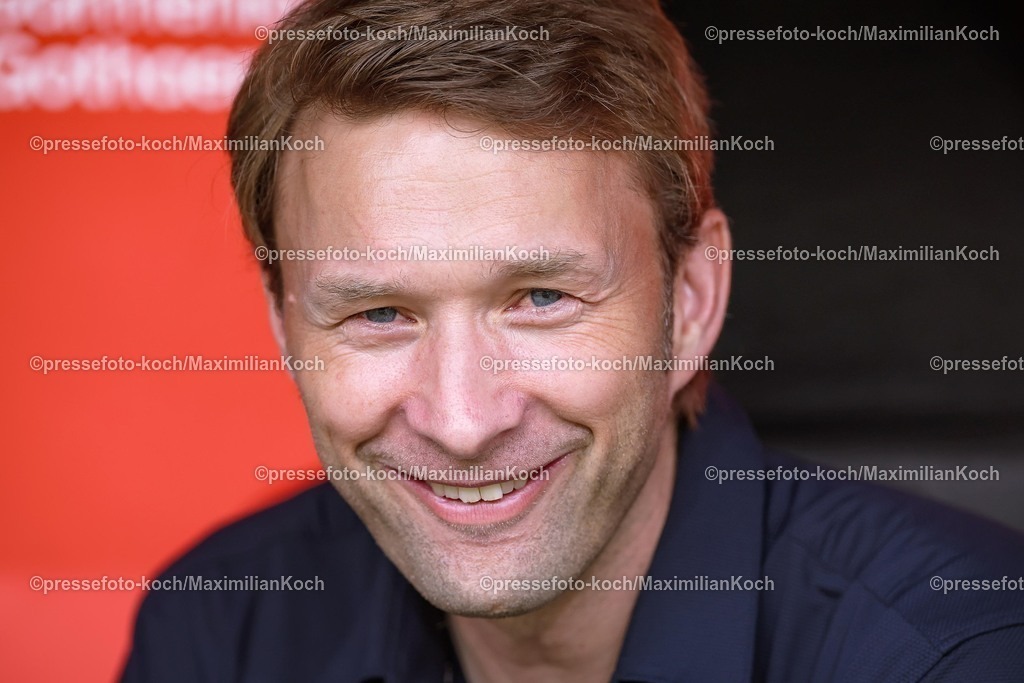 B0405082501008 | 05.08.2025, Fußball, Bayer 04 Leverkusen - Pisa Sporting Club, Testspiel, Saisoneröffnung in der BayArena, Saison 2025 2026: Geschäftsführer Simon Rolfes (Bayer04 Geschäftsführung)   DFB regulations prohibit any use of photographs as image sequences and or quasi-video.