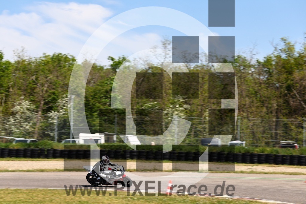0108-20260426_02704 | Schöne Erinnerungen an spannende Momente - das festzuhalten ist unser Job. PIXELrace.de ist seit 2003 auf den Rennstrecken Europas unterwegs um die Action draußen beim Fahren und die wunderbare Stimmung imm Fahrerlager für euch einzufangen.