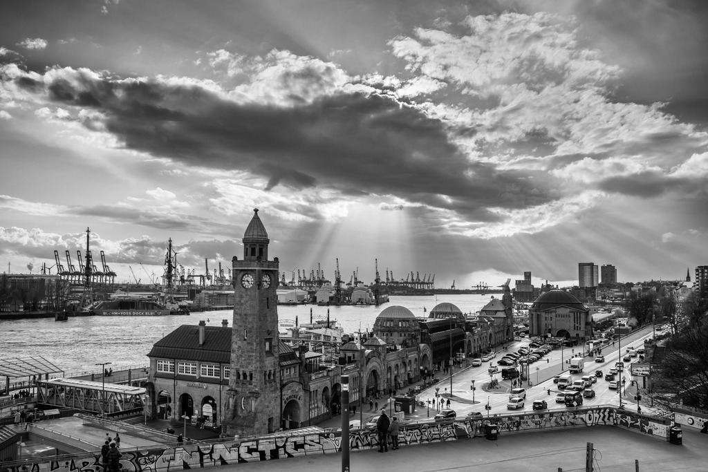 10240202 - Landungsbrücken und Hafen in schwarzweiß | Blick auf die Landungsbrücken und den Hamburger Hafen während einer faszinierenden Lichtstimmung.