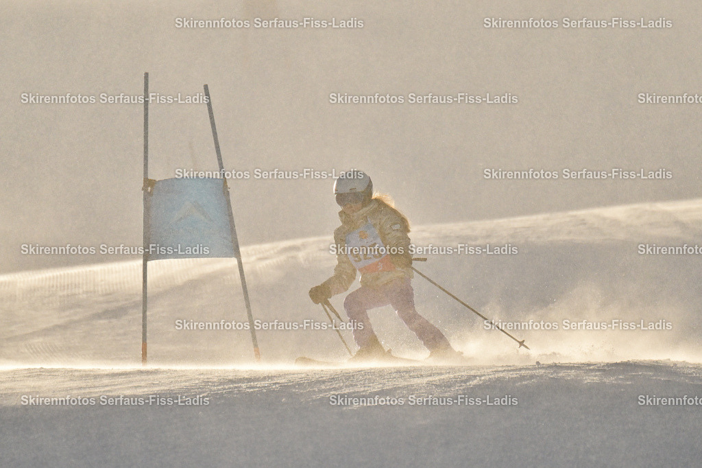 SRF_25.12.2025_0343 | Skirennfotos,Serfaus,Fiss,Ladis,Kinderskirennen,Winter,Tirol,Oberland,skirace,SFL,feelfree,weil wir's genießen,ski,Ski,skifahren,Sonnenplateau, - Realisiert mit Pictrs.com