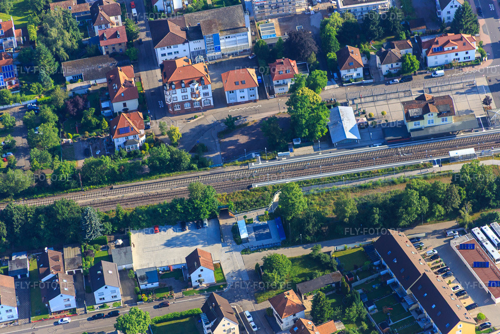 Luftbild: Georg-Todt-Straße x Bismarckstraße am Bahnhof in Kandel im Bundesland Rheinland-Pfalz in Deutschland. Foto: IMG_089996.jpg vom 26.06.2016 durch Werner Riehm/FLY-FOTO.de
