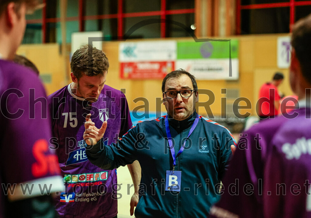 2023-11-26_079_SpVgg_Altenerding_gegen_TSV_1861_Mainburg | Erding, Deutschland, 26.11.2023:
Handball, Bezirksoberliga Männer 2023 / 2024, 9. Spieltag, SpVgg Altenerding gegen TSV 1861 Mainburg, Endergebnis: 34:20

Ferdinand Menzel (SpVgg Altenerding, #75), Trainer Simon Klawe (Spvgg Altenerding)

Foto: Christian Riedel / fotografie-riedel.net