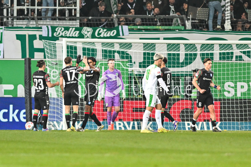 SpVgg Greuther Fürth - 1. FC Magdeburg | FUERTH, GERMANY - 06. FEBRUARY: Jubel der Magdeburger nach dem Treffer zum 1-3 durch Rayan GHRIEB (1. FC Magdeburg 29) / Tor / Torschuetze / Freude / Happy während dem Match zwischen der SpVgg Greuther Fürth und dem 1. FC Magdeburg am 21. Spieltag der 2. Bundesliga im Sportpark Ronhof Thomas Sommer