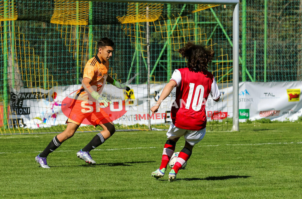 AUSTRIA U15 - MEXICO U15 | FABIAN SILBER (Austria #10) Cristo Navarete (Mexico #1) ; AUSTRIA U15 - MEXICO U15 am 29.04.2022 in Arnoldstein
(Sportplatz), AUSTRIA, (Photo by Ernst Krawagner sport-fan.at) - Realisiert mit Pictrs.com