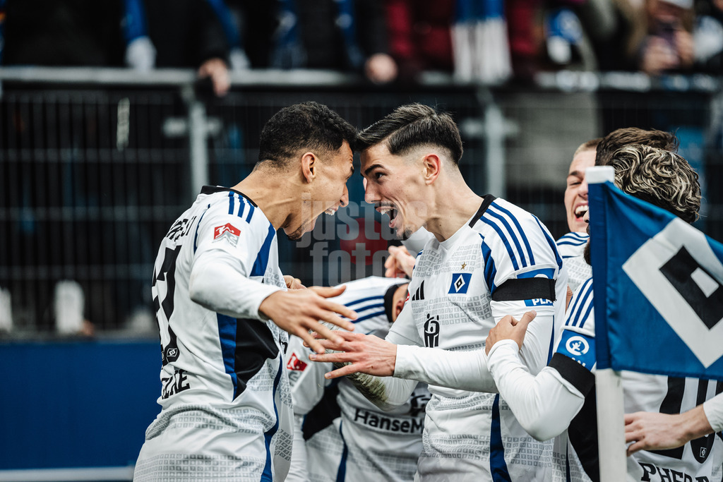 Fußball | Männer | Saison 2024/2025 | 2. Fußball-Bundesliga | 17. Spieltag | Hamburger SV vs. SpVgg Greuther Fürth | 21.12.2024 | v.l. Torjubel bei Davie Selke (#27, HSV) und Dennis Hadzikadunic (#5, HSV)