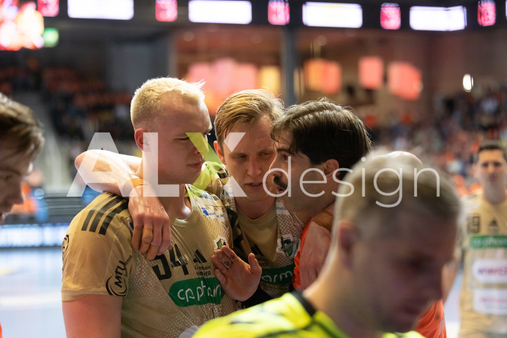 Handball I Herren I Saison 2025-2026 I EHF EUROPEAN LEAGUE 2025/26 | Men I Main Round I 2. Spieltag I Kadetten Schaffhausen - TSV Hannover-Burgdorf I 24.02.2026 | 54 Justus Fischer (DE) (TSV Hannover-Burgdorf) – Kreisläufer  //  22 Marian Michalczik (DE) (TSV Hannover-Burgdorf) – Rückraum mitte  //  13 Juan Castro Alvarez (ES) (Kadetten Schaffhausen) – Rückraum mitte - Realisiert mit Pictrs.com