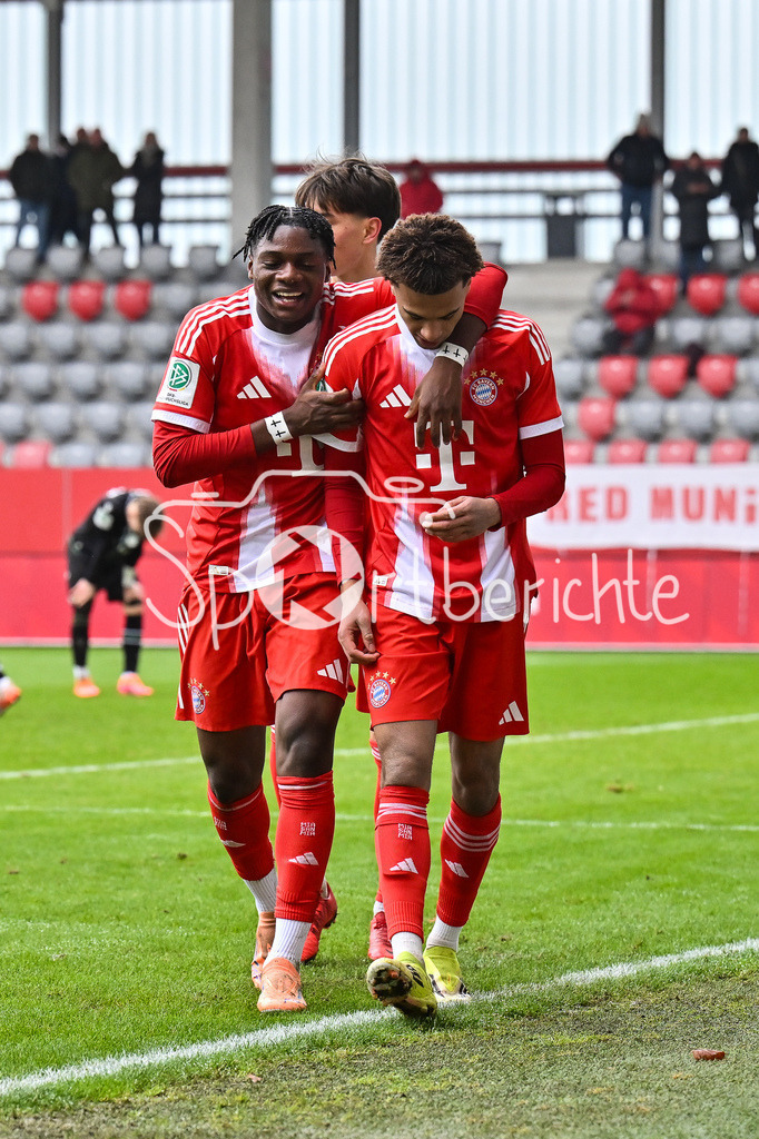 FC Bayern München - Hannover 96 | MUNICH, GERMANY - 15. FEBRUARY: Jubel der Hausherren nach dem Treffer zum 5-1 durch Sadiki CHEMWOR (FC Bayern München U19 17) / Tor / Torschuetze / Freude / Happy während dem Spiel zwischen der U19 des FC Bayern München und der U19 von Hannover 96 am 2. Spieltag der Hauptrunde der U19-DFB-Nachwuchsliga am FC Bayern Campus