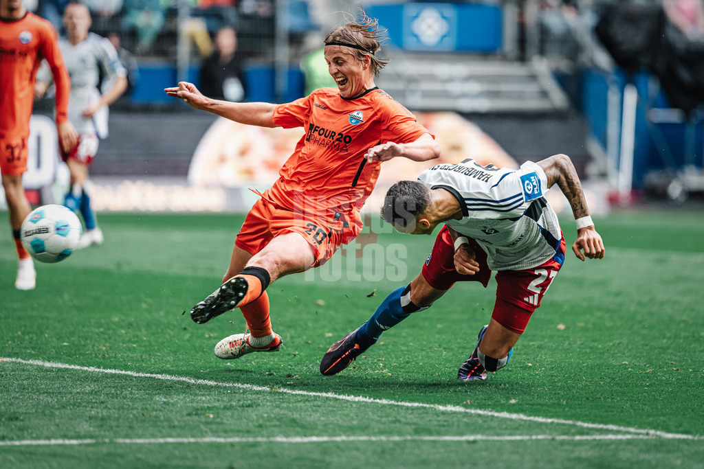 Fußball | Männer | Saison 2024/2025 | 2. Fußball-Bundesliga | 7. Spieltag | Hamburger SV vs. SC Paderborn 07 | 28.09.2024 | rechts Davie Selke (#27, HSV) trifft zum Tor per Kopf, links Felix Götze (#20, SC Paderborn 07) kann ihn nicht stoppen