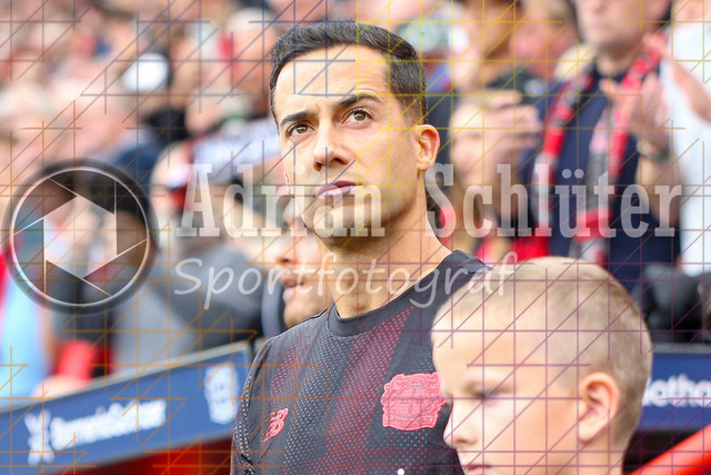 Bayer 04 Leverkusen vs Borussia Mönchengladbach - Bundesliga  | Leverkusen, Deutschland, 21.09.25:   Lucas Vazquez (Bayer 04 Leverkusen) schaut waehrend des Spiels der Bundesliga zwischen  Bayer 04 Leverkusen vs Borussia Mönchengladbach in der BayArena(Foto von Brauer-Fotoagentur / Adrian Schlueter)