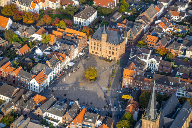 Kalkar241014280 | Luftbild, historische Häuser mit Gastronomie am Marktplatz und Baum im Zentrum, historisches Rathaus, Kalkar, Niederrhein, Nordrhein-Westfalen, Deutschland