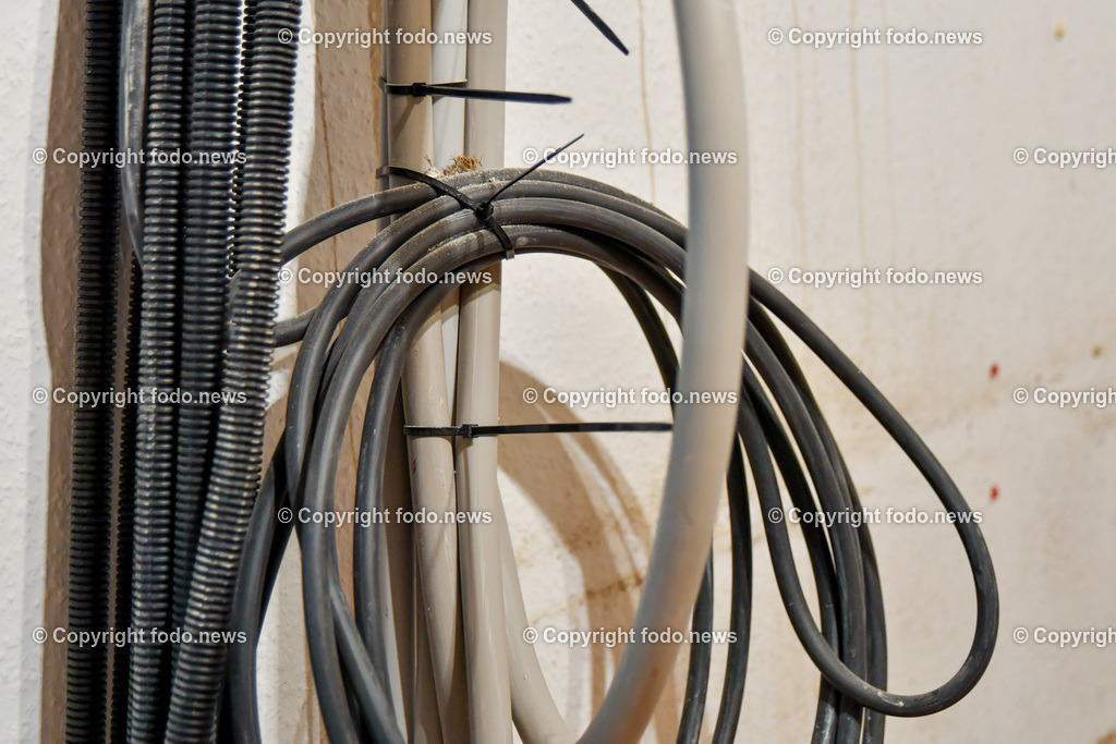 Linz_ Strom_ Wasser_ 23.05.2025-1 | 23.05.2025, LINZ, AUT, Themenbild, im Bild Stromkabel, Strom, Kabel, Kabelkanal, Kabelschlauch, Elektro, Elektrizitaet, Symbolbild, Feature