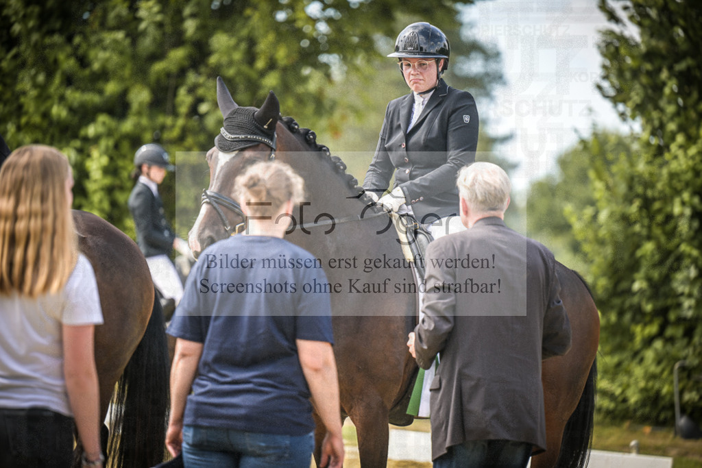 DOS_4348 | Entdecke hochwertige Reitturnierfotos von Foto Oger. Professionell, emotional und authentisch – jetzt Lieblingsmomente im Shop bestellen.Deutschlandweite Turnierfotografie. - Realisiert mit Pictrs.com