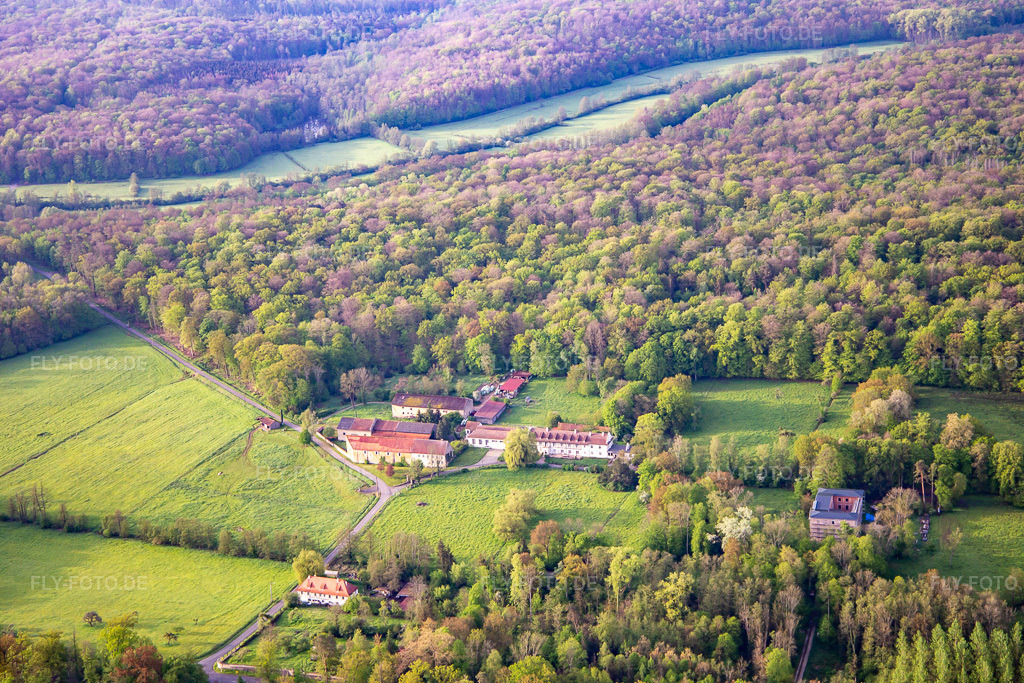 Luftbild: Chateau Bonnefontaine in Altwiller im Bundesland Bas-Rhin in Frankreich. Foto: IMG_140577.jpg vom 01.05.2024 durch Werner Riehm/FLY-FOTO.de