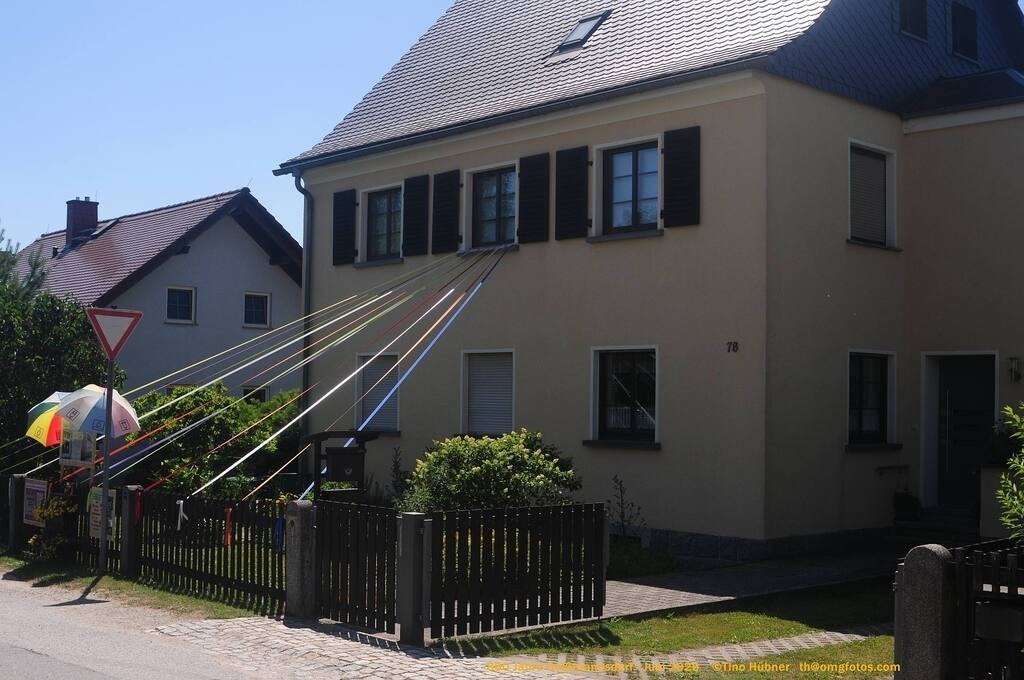 Geißmannsdorf-2026-Ortsbilder-603 | Geißmannsdorf bei Bischofswerda im Sommer 2026. Ein fotografischer Streifzug durch das Dorf Geißmannsdorf, mit Gebäuden, Straßen, Strohpuppen und geschmückten Vorgärten und Grundstücken anlässlich der 800-Jahr-Feier von Geißmannsdorf im Juni 2026 - Realisiert mit Pictrs.com