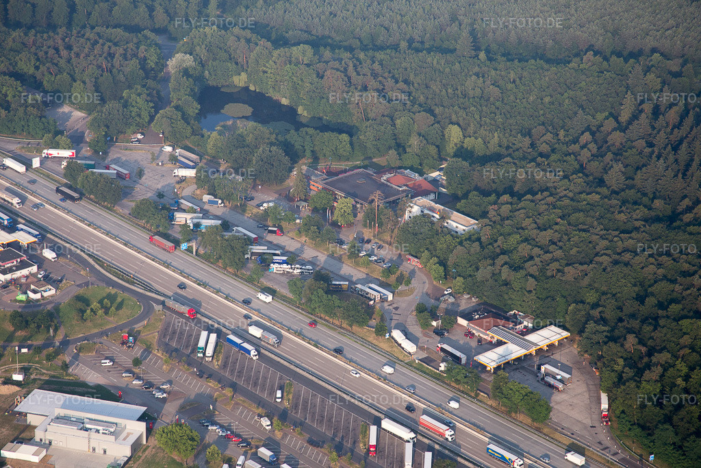 Luftbild: Autobahn Raststätte an der Verkehrsführung und den Fahrtrichtungen der BAB A5 in Forst im Bundesland Baden-Württemberg in Deutschland. Foto: IMG_080480.jpg vom 12.06.2015 durch Werner Riehm/FLY-FOTO.de