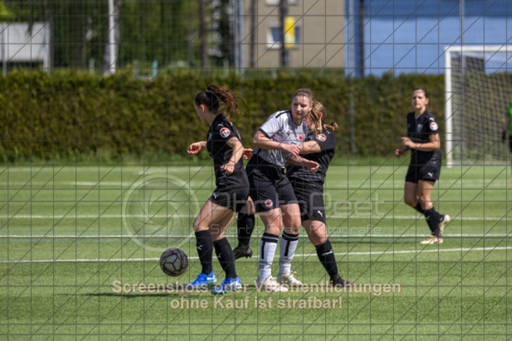 20250427_111642_0150 | #,1.Göppinger SV (weiß) vs. TSV Ruppertshofen (schwarz), Fußball, Frauen-Regionenliga 3 - Bezirk WfV, 21. Spieltag, Saison 2024/2025, Kunstrasenplatz Nord, Hohenstaufenstr. 116, 73033 Göppingen, 27.04.2025 - 11:00 Uhr,Foto: PhotoPeet-Sportfotografie/Peter Harich