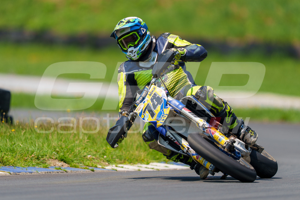 G-Cup + Supermoto Staatsmeisterschaft + Hungarian Supermoto Championship | GRIPcapture steht für authentische Sportfotografie in Österreich – für Momente, die mehr sind als Geschwindigkeit oder Ergebnis. Es geht um Emotion, Spannung, Fokus und den Augenblick, der oft nur einen Wimpernschlag dauert.Ob Motorsport, Teamsport oder 