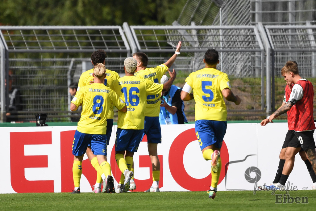 SV Atlas-Delmenhorst-Borussia Mönchengladbach | DFB-Pokal 1. Runde;SV Atlas Delmenhorst (gelb)-Borussia Mönchengladbach (schwarz) am 17.08.2025 in Oldenburg (Marschweg-Stadion), Photo: Philip Eiben 2025 - Realisiert mit Pictrs.com