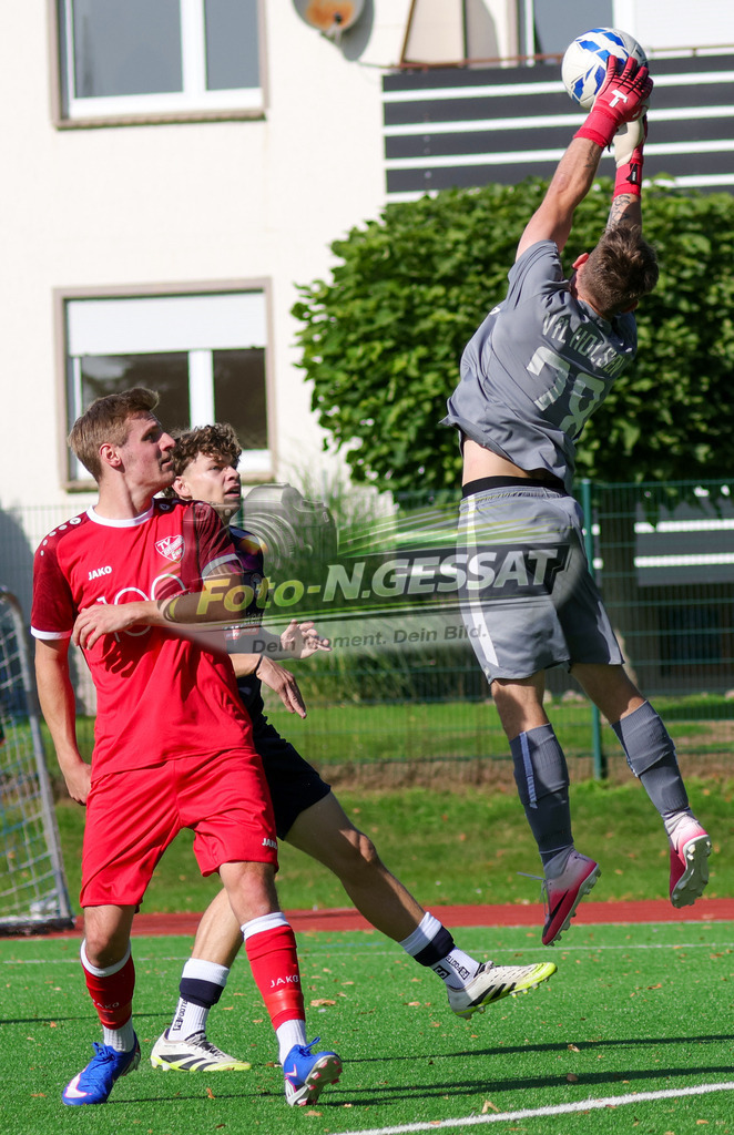 VfL Holsen - TV Elverdissen | Auf dem Bild zu sehen: schwarz VfL Holsen: (TW) Leon Quirin ; rot TV Elverdissen: Moritz Tiemann VfL Holsen, TV Elverdissen, Saison 26/27, Kreisliga A, Holsen, Deutschland - Realisiert mit Pictrs.com