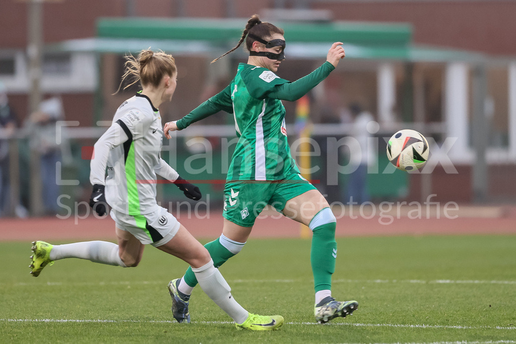 Fussball, Google Pixel Frauen-Bundesliga, SV Werder Bremen - VfL Wolfsburg | v.li.: Janina Minge (VfL Wolfsburg, 6) und Sophie Weidauer (SV Werder Bremen, 9) im Zweikampf, Duell, Dynamik, Aktion, Action, Spielszene, DIE DFB-RICHTLINIEN UNTERSAGEN JEGLICHE NUTZUNG VON FOTOS ALS SEQUENZBILDER UND/ODER VIDEOÄHNLICHE FOTOSTRECKEN. DFB REGULATIONS PROHIBIT ANY USE OF PHOTOGRAPHS AS IMAGE SEQUENCES AND/OR QUASI-VIDEO.