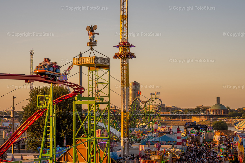 Blick auf die Rheinkirmes in Düsseldorf am Abend | Überblick über die Rheinkirmes in Düsseldorf. - Realisiert mit Pictrs.com