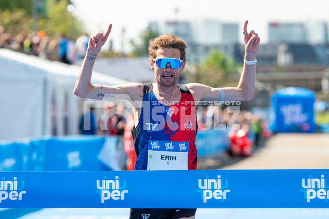 20250427-NSZ_3131 | Zieleinlauf Erik Hille (Nr.8,GER)DEU, Düsseldorf, 27.04.2025 Uniper Düsseldorf Marathon 2025 - Realisiert mit Pictrs.com