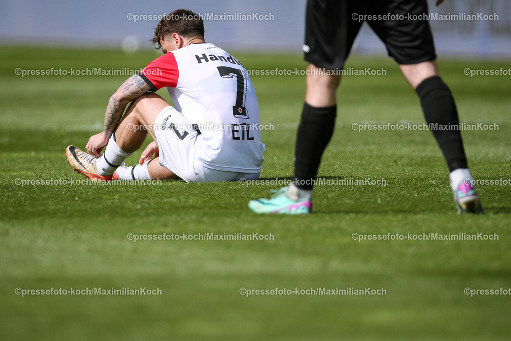 Koe3Liga27042401046 | 27.04.2024, Köln, Fußball, bwin 3. Liga Herren, Sportpark Höhenberg, 35. Spieltag, Saison 2023 2024, FC Viktoria Köln – Preußen Münster: Enttäuschte Gesichter bei der Viktoria nach der 3:5 Niederlage gegen Preussen. Simon Handle (Viktoria Köln) sitzt enttäuscht auf dem Spielfeld.
DFB regulations prohibit any use of photographs as image sequences and or quasi-video.