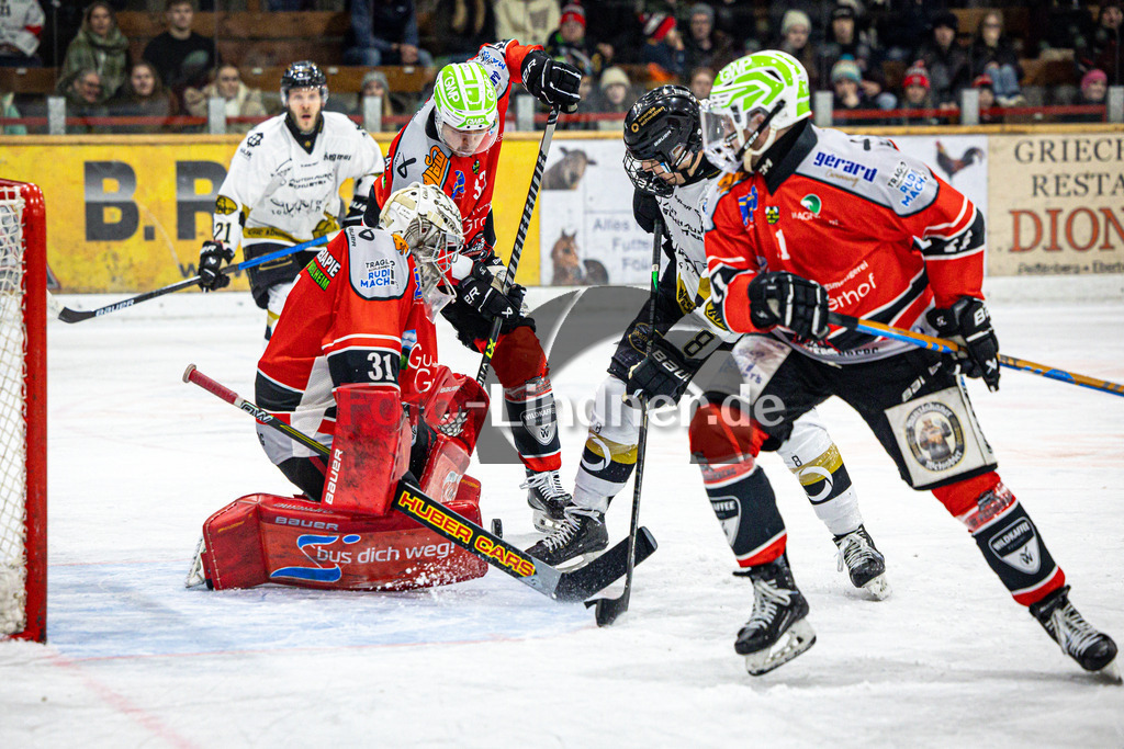 TSV Peißenberg MINERS gegen EHC Königsbrunn PINGUINE | Eishockey Bayernliga Herren Playoffs Viertelfinale 2024/25 - Spiel 4 von 7, TSV Peißenberg MINERS gegen EHC Königsbrunn PINGUINE, 20250216,Torchance Tim BULLNHEIMER (EHC 8), Korbinian SERTL (MINERS Goali 31) hält,2025-02-16 in Peißenberg (Eisstadion Peißenberg)Tim BULLNHEIMER (EHC 8), Korbinian SERTL (MINERS Goali 31), Julian REISS (MINERS 33)Copyright: WolfgangxLindner foto-lindner.de