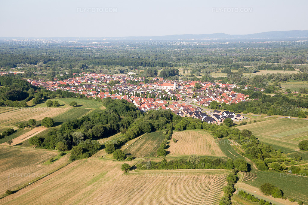 Aerial view: View of the town in Mothern in the state Bas-Rhin, France.Photo: IMG_080176.jpg taken on 06/05/2015 by Werner Riehm/FLY-FOTO.comResolution of the original: 5472 x 3648 px