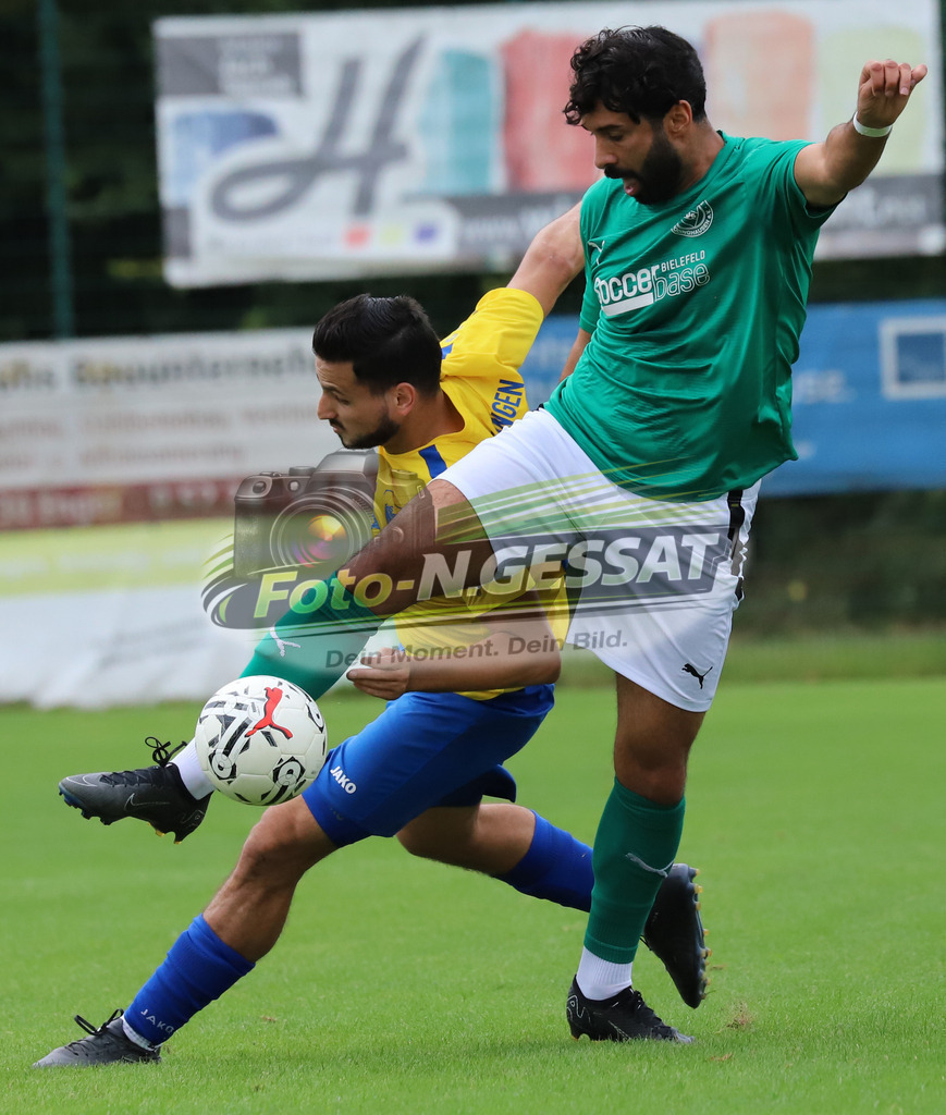 TuS GW Pödinghausen - TuS Dielingen | Auf dem Bild zu sehen: grün TuS GW Pödinghausen: Orkun Tosun ; gelb TuS Dielingen: Abdullah SeyhanTuS GW Pödinghausen, TuS Dielingen, Saison 25/26, Bezirksliga, Enger, Deutschland - Realisiert mit Pictrs.com