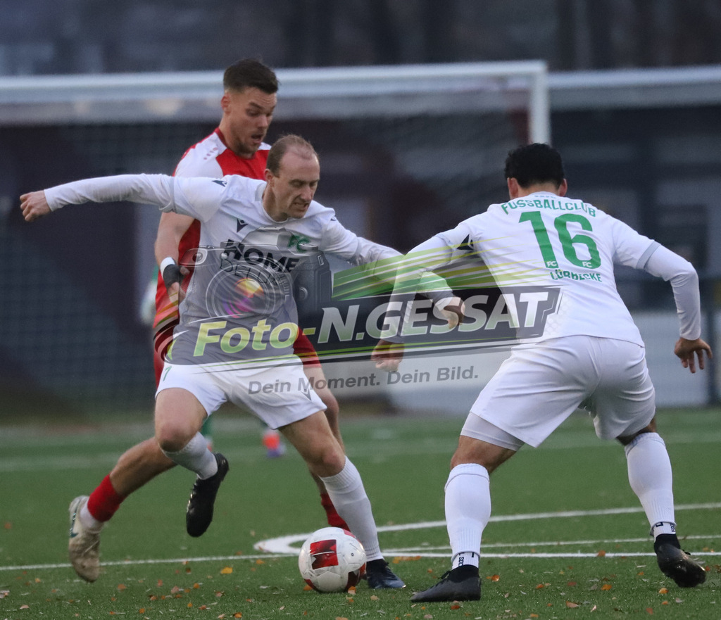 FC RW Kirchlengern - FC Lübbecke | Auf dem Bild zu sehen: rot FC RW Kirchlengern: Jarno Kassebaum ; weiß FC Lübbecke v.l.: Sven Redetzky, Easid Allahib FC RW Kirchlengern, FC Lübbecke, Saison 25/26, Landesliga, Kirchlengern, Deutschland - Realisiert mit Pictrs.com