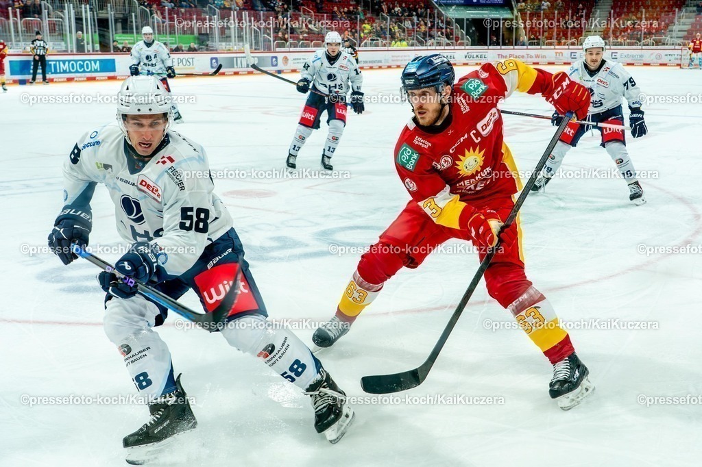 xKKUx26102501054 | 26.10.2025, xydrx, Eishockey, DEL2, Düsseldorfer EG - Blue Devils Weiden, PSD Bank Dome Düsseldorf:  Tomas Schmidt (weiden #58) neben Maximilian Faber (DEG #63)  