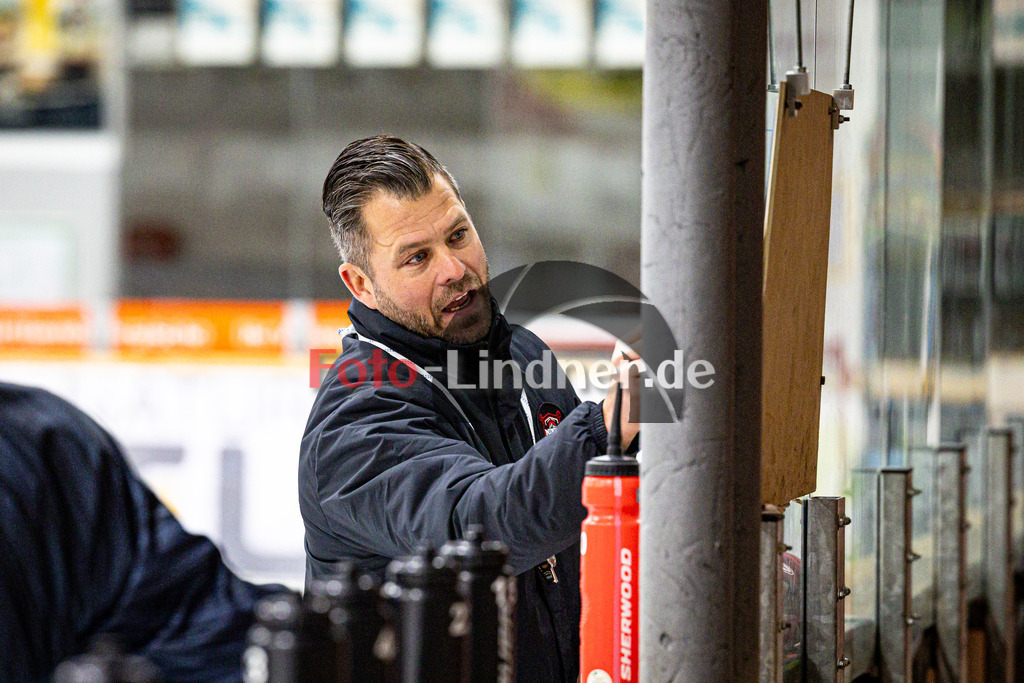 News von den Peißenberg MINERS | Eishockey Bayernliga 2025/26, News von den Peißenberg MINERS, 20251126,Markus Schröder (MINERS Head Coach) im Training gibt klare Anweisungen,2025-11-26 in Peißenberg (flatbuy Arena Peißenberg), Markus Schröder (MINERS Head Coach)Copyright: WolfgangxLindner www.foto-lindner.de
