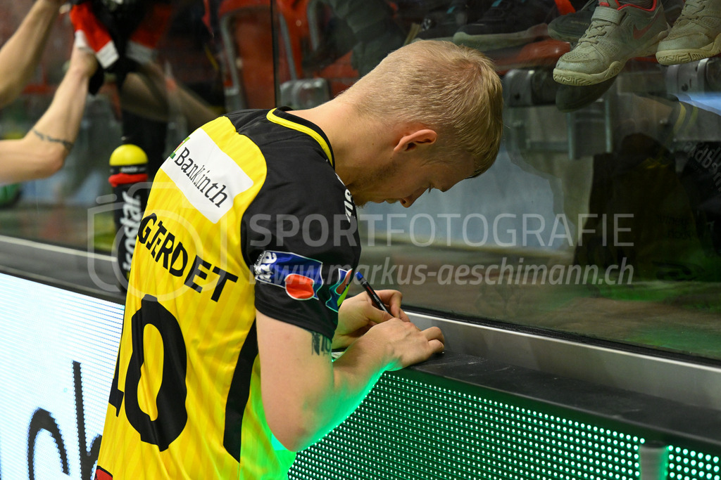 HC Rychenberg vs Basel Regio - 19. November 2022 | HC Rychenberg vs Basel Regio
AXA Arena, Winterthur
Markus Lindgjerdet (#10 HC Rychenberg) gibt Autogramme.
Bild: Sportfotografie Markus Aeschimann | www.markus-aeschimann.ch - Realisiert mit Pictrs.com