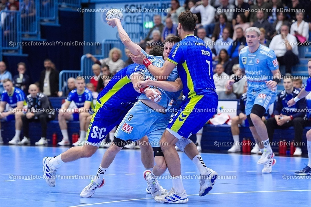 xYDR09102501104 | 09.10.2025, xydrx, Handball, 1.HBL, VFL Gummersbach - HC Erlangen, Schwalbe-Arena: Sander Overjordet (HC Erlangen #8) im Zweikampf gegen Stepan Zeman (VFL Gummersbach #66) und Julian Koester (VFL Gummersbach #7)