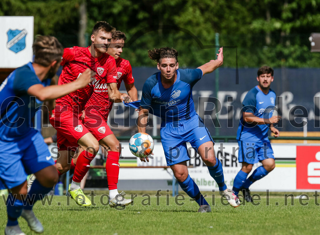 2023-07-08_085_FC_Langengeisling_gegen_TSV_Buchbach | Erding, Deutschland, 08.07.2023:
Fußball, Bezirksliga Oberbayern Ost 2023 / 2024, Testspiel, FC Langengeisling gegen TSV Buchbach, Endergebnis: 0:6

Maximilian Manghofer (TSV Buchbach, #4), Maximilian Birnbeck (FC Langengeisling, #27)

Foto: Christian Riedel / fotografie-riedel.net