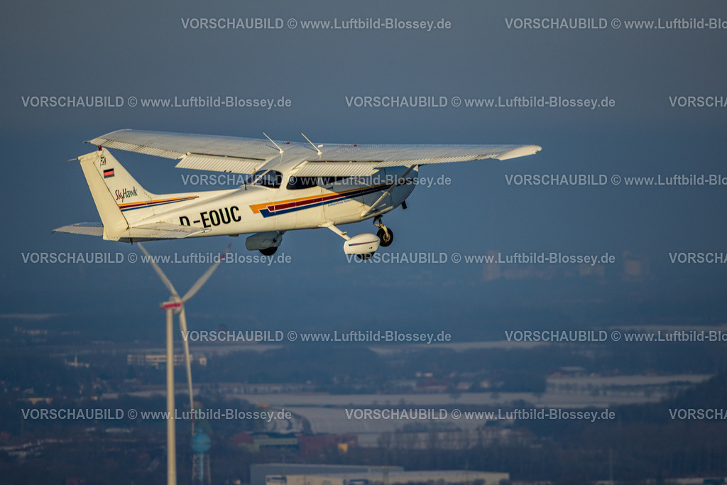 Hamm260105524 | Luftbild, Flugzeug D-EOUC Cessna C172R SkyHawk im Flug, Winterlandschaft, Stadtbezirk Heessen, Hamm, Ruhrgebiet, Nordrhein-Westfalen, Deutschland