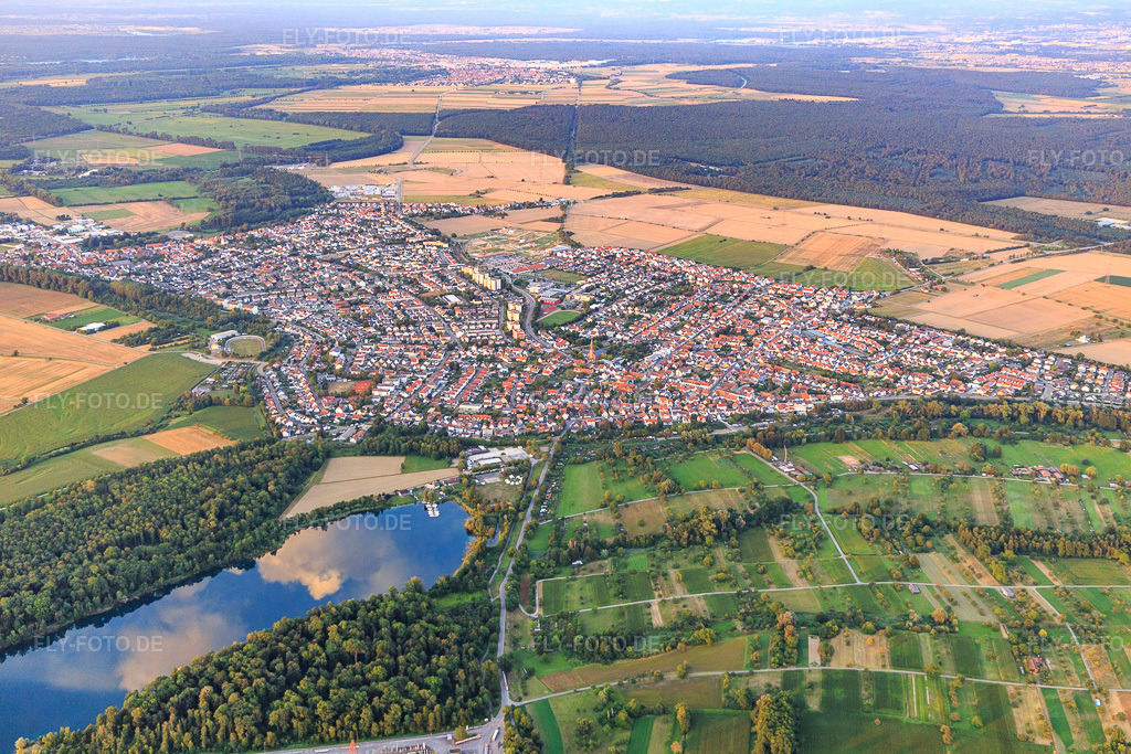 Luftbild: Ortsansicht von Westen im Ortsteil Linkenheim in Linkenheim-Hochstetten im Bundesland Baden-Württemberg in Deutschland. Foto: IMG_109240.jpg vom 25.07.2018 durch Werner Riehm/FLY-FOTO.de