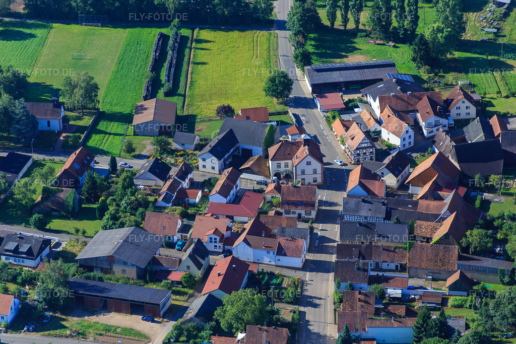 Luftbild: Hauptstraße x Niedergasse im Ortsteil Kleinsteinfeld in Niederotterbach im Bundesland Rheinland-Pfalz in Deutschland. Foto: IMG_092534.jpg vom 01.08.2016 durch Werner Riehm/FLY-FOTO.de
