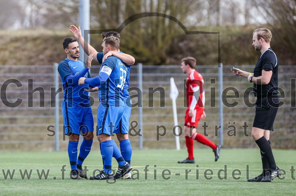 2024-02-24_049_FC_Langengeisling_gegen_FC_Walkertshofen | Erding, Deutschland, 24.02.2024:
Fußball, Bezirksliga Oberbayern Ost 2023 / 2024, Testspiel, FC Langengeisling gegen FC Walkertshofen, Endergebnis: 5:3

Maximilian Hintermaier (FC Langengeisling, #13), Florian Rupprecht (FC Langengeisling, #11), Hannes Dornauer (FC Langengeisling, #33), Schiedsrichter Philipp Steinbach

Foto: Christian Riedel / fotografie-riedel.net