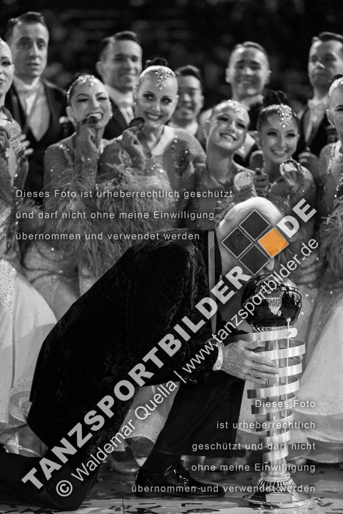20251206-06123 | Hier finden Sie Tanz Bilder vom Latein und Standard Formationen tanzen. Sportbilder vom Tanzsport. Schöne Fotos und von Weltmeisterschaft, Europameisterschaft, Bundesliga, Regionalliga, Oberliga und Landesliga sowie von GOC Stuttgart, DanceComp, WM Bremen