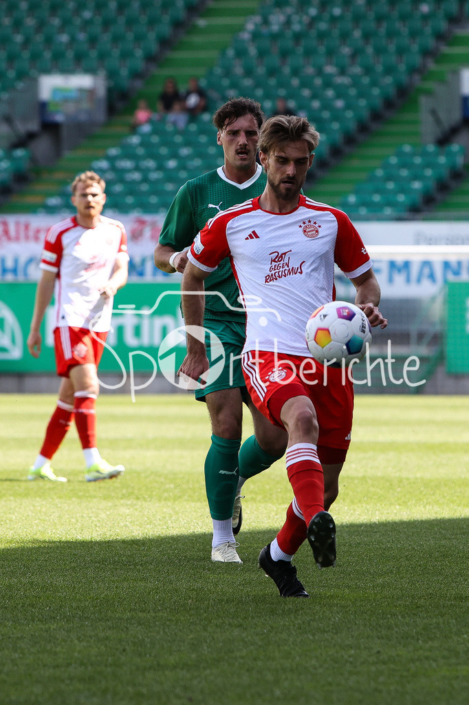 SpVgg Greuther Fürth II - FC Bayern Amateure | im Duell Ricky BORNSCHEIN (spvgg #9) und Luca DENK (FCB #16) / Zweikampf