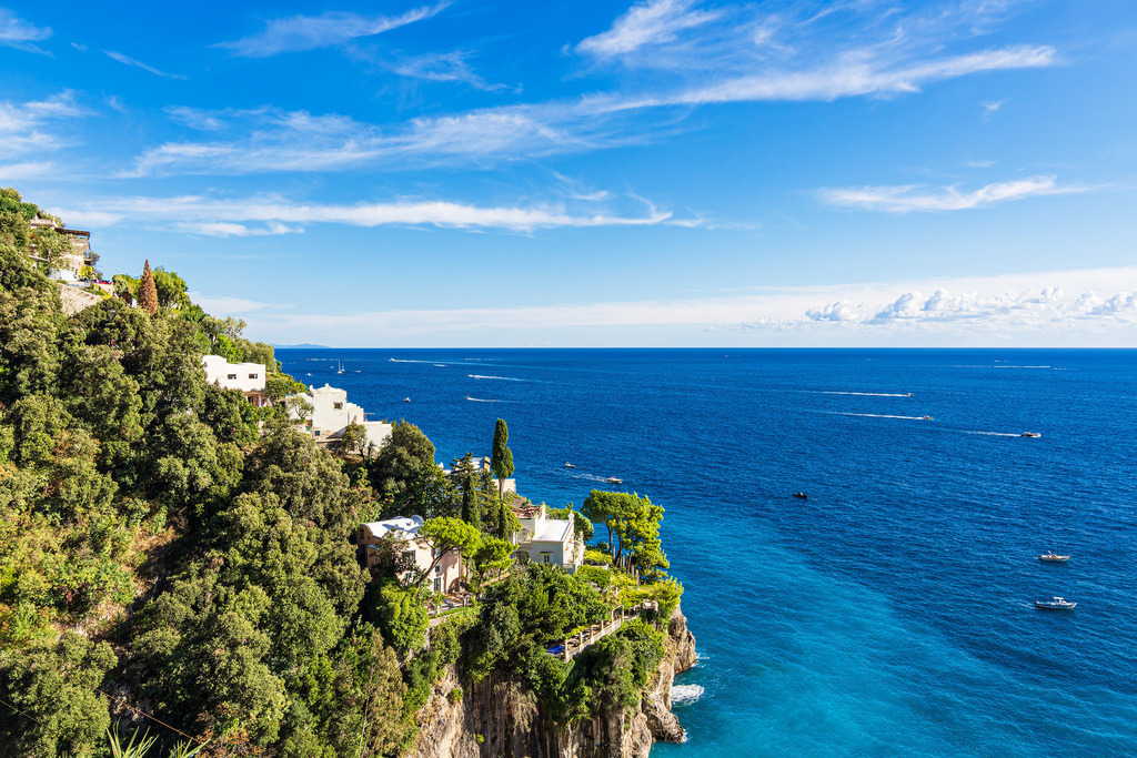 Blick auf das Mittelmeer bei Positano an der Amalfiküste in Italien | Blick auf das Mittelmeer bei Positano an der Amalfiküste in Italien.
