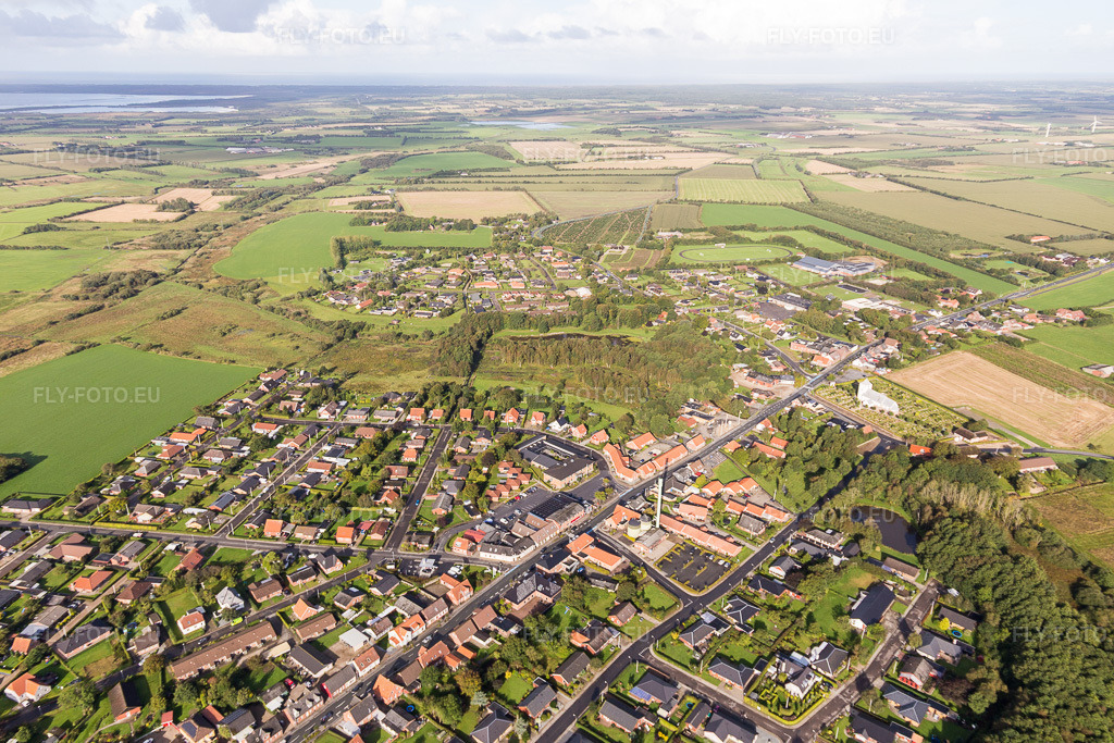 Vue aérienne: Vue de la ville à Outrup dans le département Syddanmark, Danemark. Photo: IMG_103475.jpg prise le 16/09/2017 par Werner Riehm/FLY-FOTO.eu – Résolution de l'original: 5472 x 3648 px
