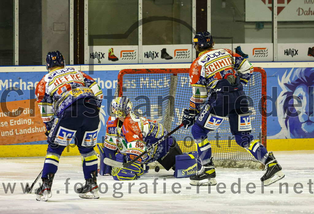 2022-12-09_026_TSV_Erding_gegen_EHC_Waldkraiburg | Erding, Deutschland, 09.12.2022:
Eishockey, Bayernliga 2022 / 2023, 19. Spieltag, TSV Erding gegen EHC Waldkraiburg, Endergebnis: 9:2

Erik Hefke (EHC Waldkraiburg, #27), Torwart Kevin Yeingst (EHC Waldkraiburg, #80), Daniel Schmidt (EHC Waldkraiburg, #17)

Foto: Christian Riedel / fotografie-riedel.net