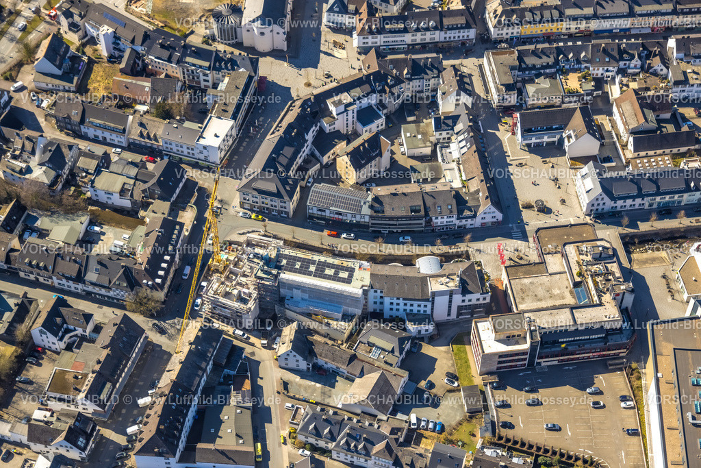 Meschede250304855 | Luftbild, Baustelle mit Baukran am Winziger Platz Ecke Zeughausstraße und Fluss Henne Promenade, Meschede-Stadt, Meschede, Sauerland, Nordrhein-Westfalen, Deutschland